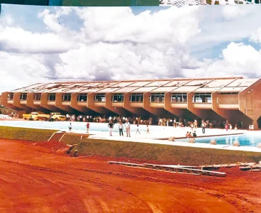 O prédio principal e piscinas na fase de conclusão