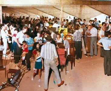 Um encontro festivo celebrando o avanço das obras