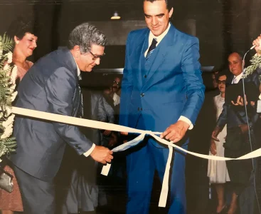 O Juiz Dr. José Antonio de Faria e o diretor Altino Araújo cortam a fita em ato simbólico