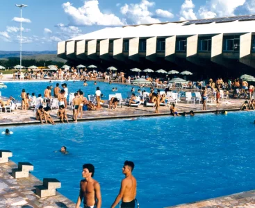 Piscina lotada na inauguração, abaixo a primeira miss do Ouro Verde, Luciana C. Couto Rosa